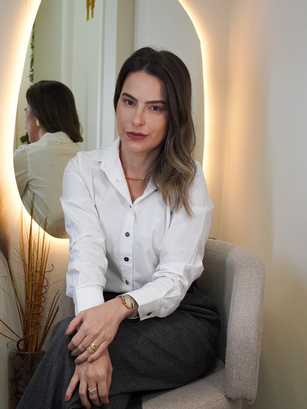 Dra. Gisele Neves, cirurgiã-dentista especialista em harmonização orofacial em São Paulo